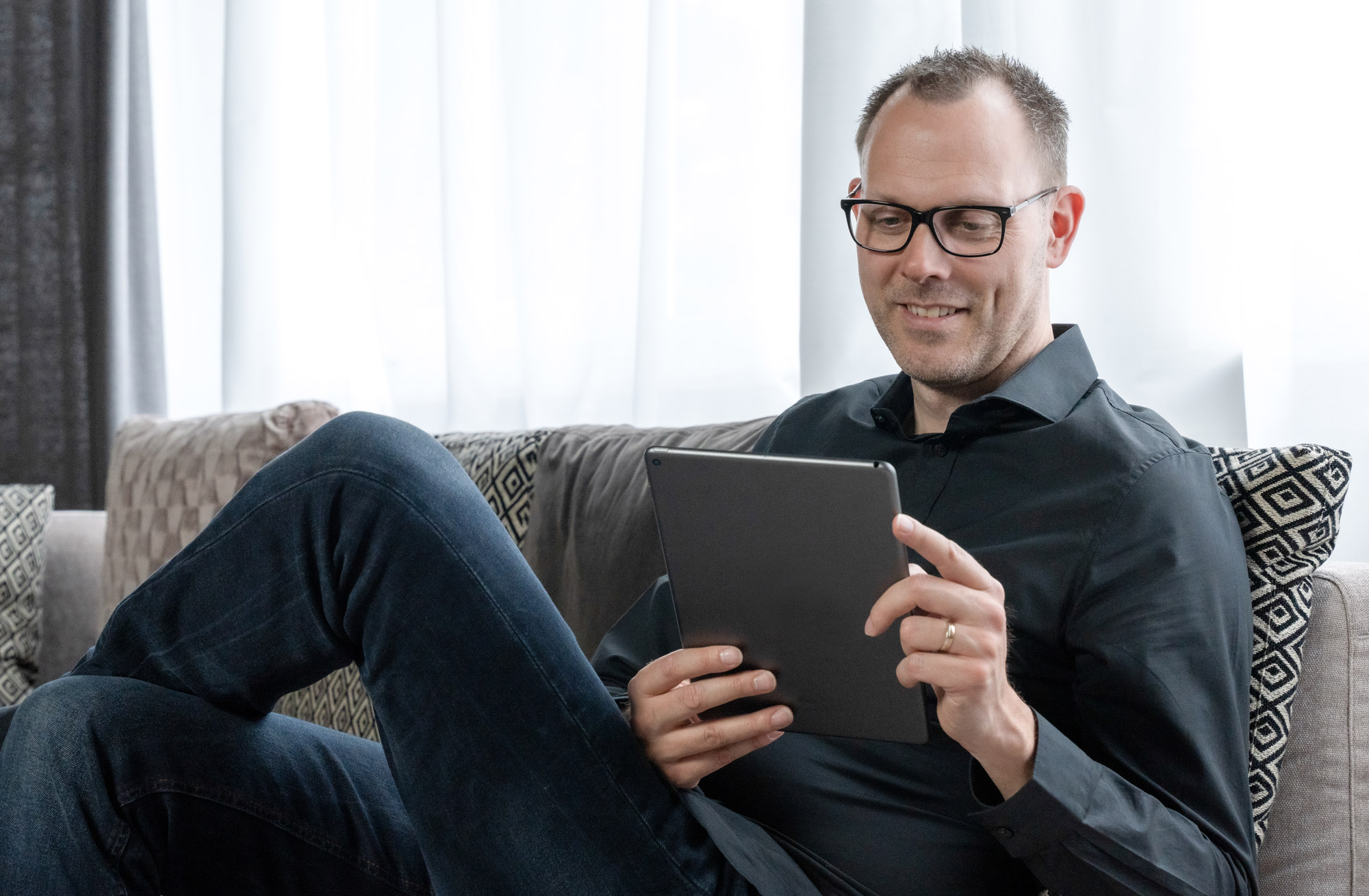 Heiko Thoma Fotograf Webdesign Webentwickler 77NEUN Aschaffenburg mit Tablet