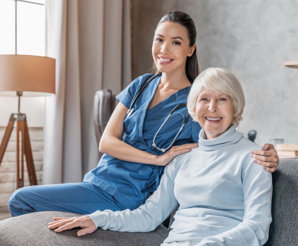 Seniorenheim Pflegerin mit älterer Dame auf einer Couch
